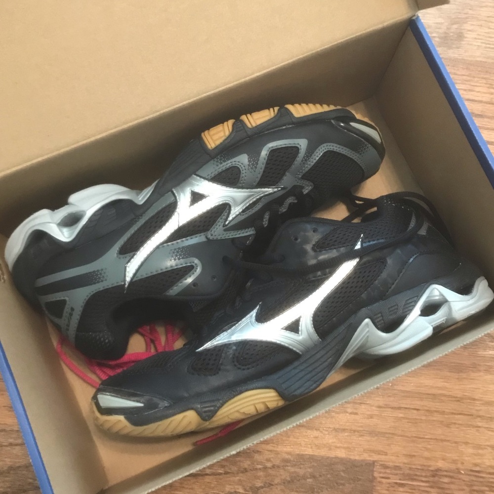 Brand new Mizuno wave bolt 5 volleyball shoes
